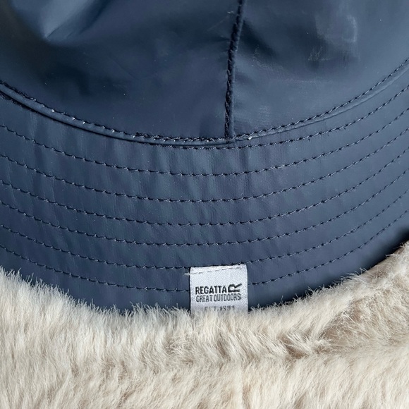 Regatta Great Outdoors.  Womens small showerproof. Navy Bucket Hat - Picture 2 of 7